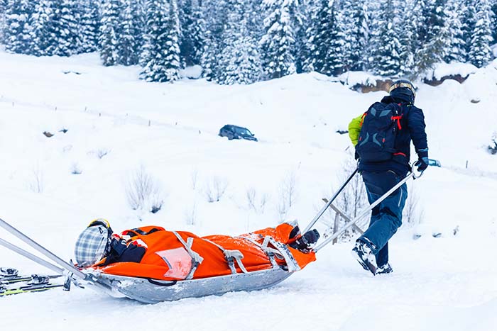 Imatge d'esquiador accidentat rescatat amb llitera