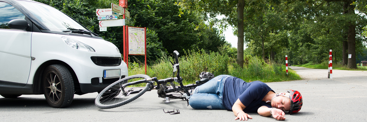 Imatge d'un atropellament a ciclista per un cotxe.